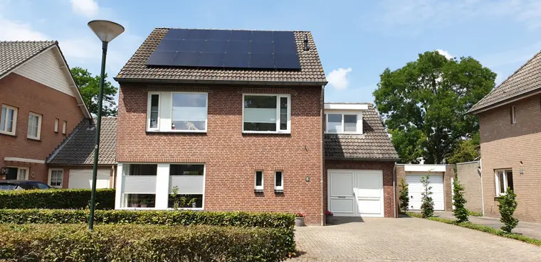 18 Full Black panelen met SolarEdge systeem in Helvoirt, foto 1 van 2