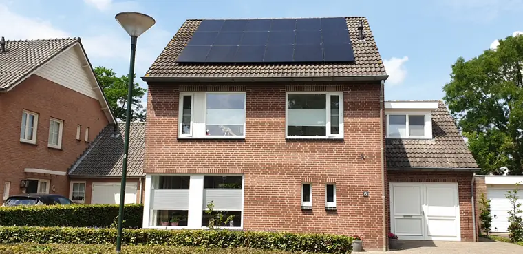 18 Full Black panelen met SolarEdge systeem in Helvoirt, foto 2 van 2