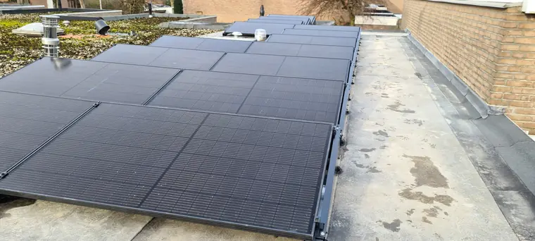 PV-panelen op een plat dak in Den Bosch, foto 1 van 5