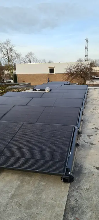 PV-panelen op een plat dak in Den Bosch, foto 2 van 5