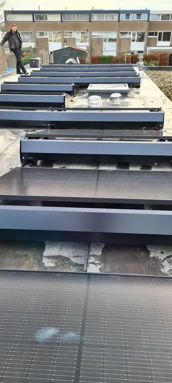 PV-panelen op een plat dak in Den Bosch, foto 3 van 5