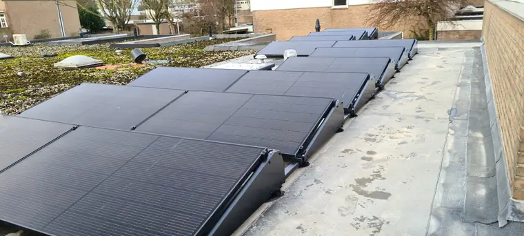 PV-panelen op een plat dak in Den Bosch, foto 5 van 5
