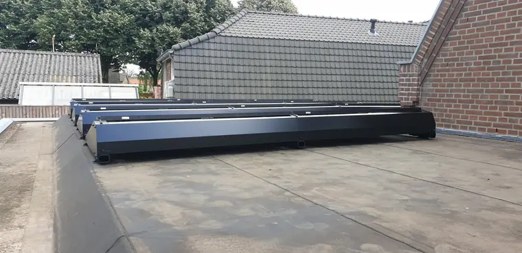 SolarEdge zonnepanelen in een platdakopstelling, foto 1 van 5