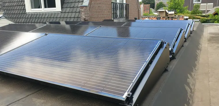 SolarEdge zonnepanelen in een platdakopstelling, foto 2 van 5