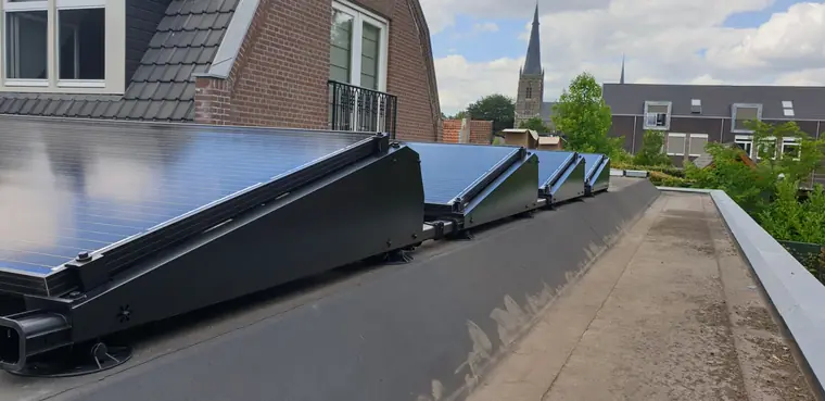 SolarEdge zonnepanelen in een platdakopstelling, foto 3 van 5