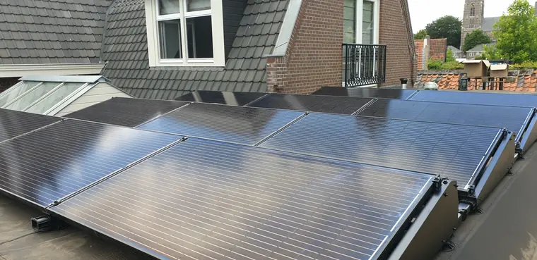 SolarEdge zonnepanelen in een platdakopstelling, foto 4 van 5