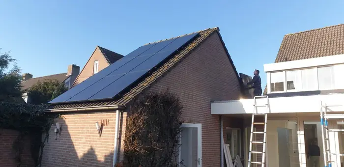 12 zonnepanelen in Lage Mierde, foto 1 van 3
