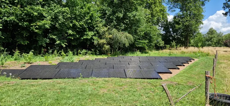 Zonnepanelen in veldopstelling met Esdec flatfix systeem, foto 1 van 3