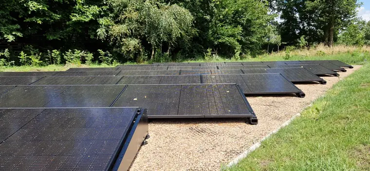 Zonnepanelen in veldopstelling met Esdec flatfix systeem, foto 2 van 3
