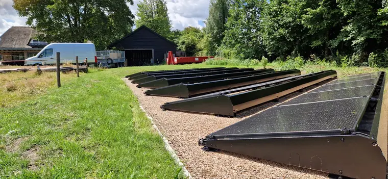 Zonnepanelen in veldopstelling met Esdec flatfix systeem, foto 3 van 3