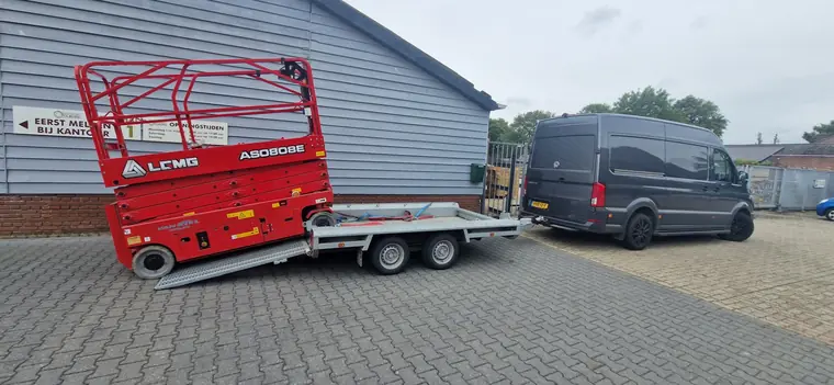 Onze hoogwerker met transporter in gebruik